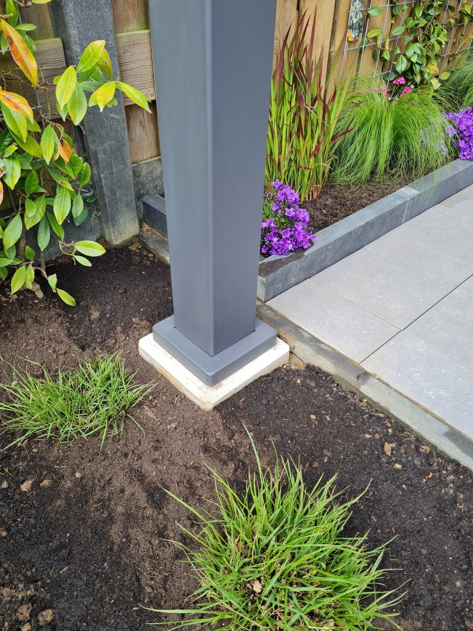 Betonpoer 22x22 en 45 cm hoog grijs M10