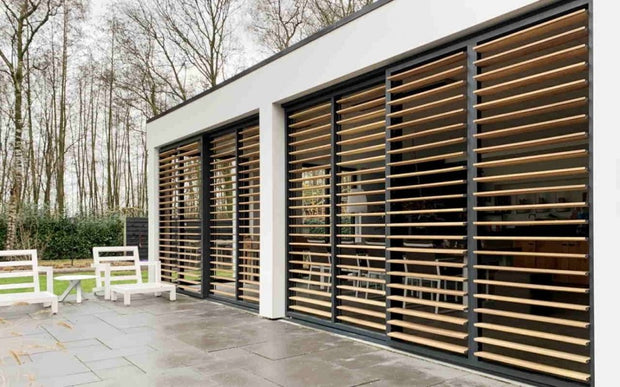 Louvre Wanden: Aluminium Wanden met Schutters voor Jouw Overkapping of Schutting
