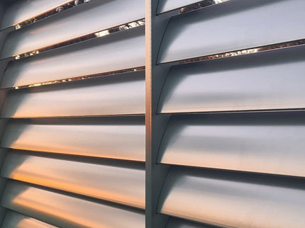 Louvre Wanden: Aluminium Wanden met Schutters voor Jouw Overkapping of Schutting