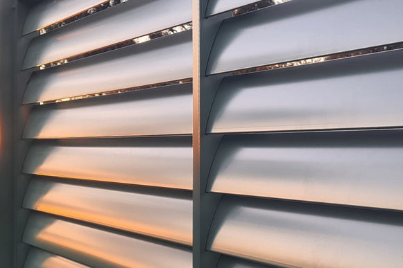 Louvre Wanden: Aluminium Wanden met Schutters voor Jouw Overkapping of Schutting