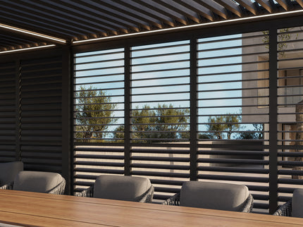 Louvre Schuifdeuren: Aluminium Schuifdeuren met Shutters voor Jouw Overkapping of Schutting