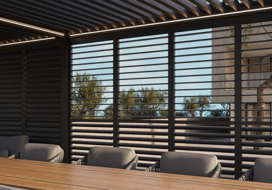 Louvre Schuifdeuren: Aluminium Schuifdeuren met Shutters voor Jouw Overkapping of Schutting